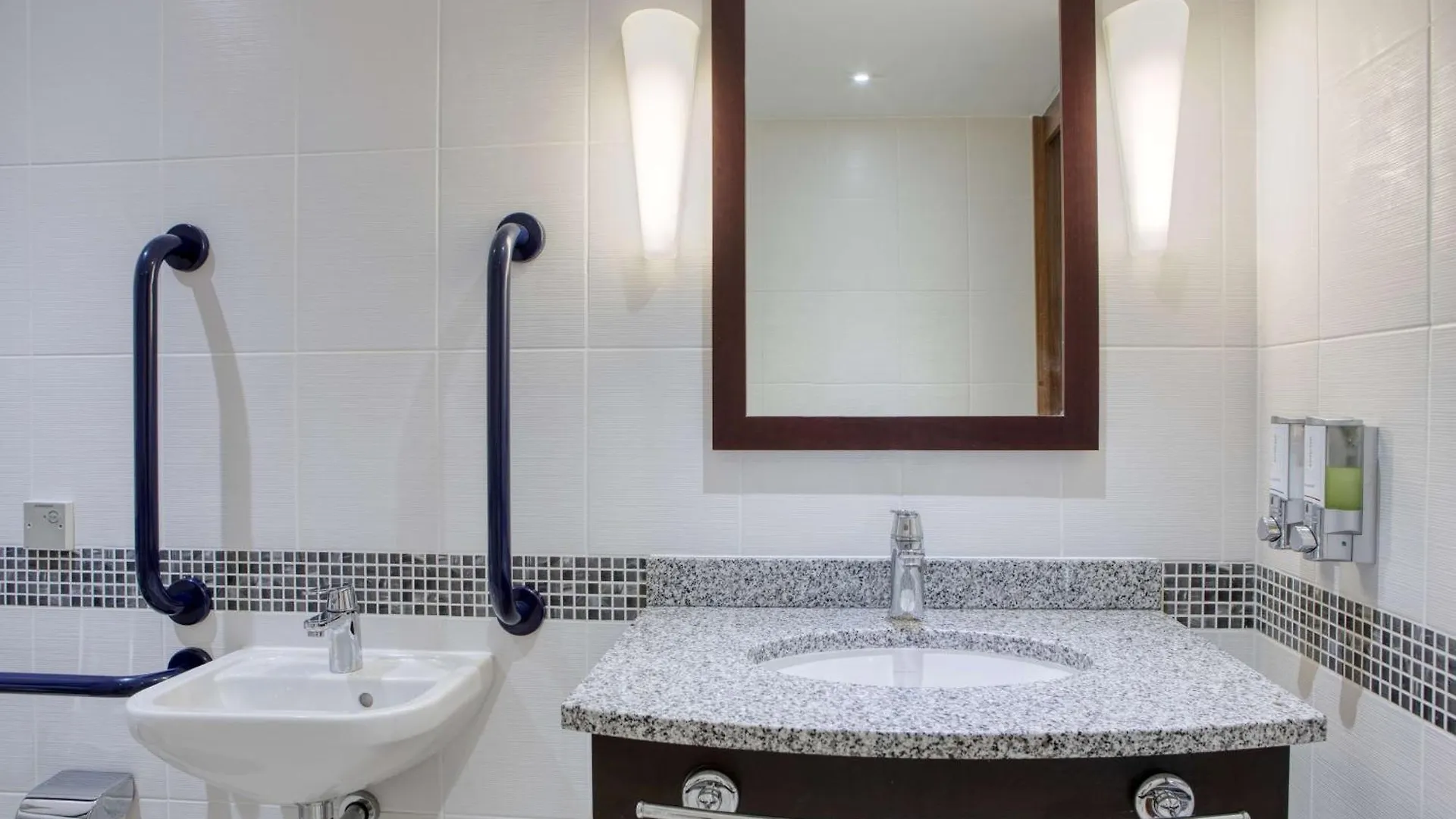 מלון Hampton By Hilton יורק 3*,