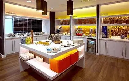 מלון Hampton By Hilton יורק 3*,